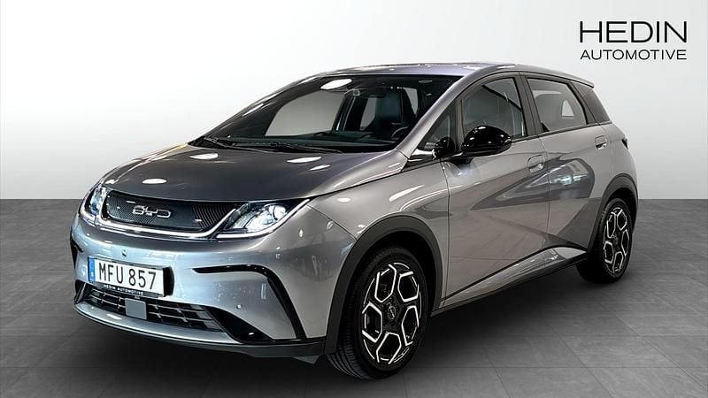 Grå (grey) Begagnad 2023 BYD Dolphin Comfort Halvkombi | 269 900 kr - Bild 1/4