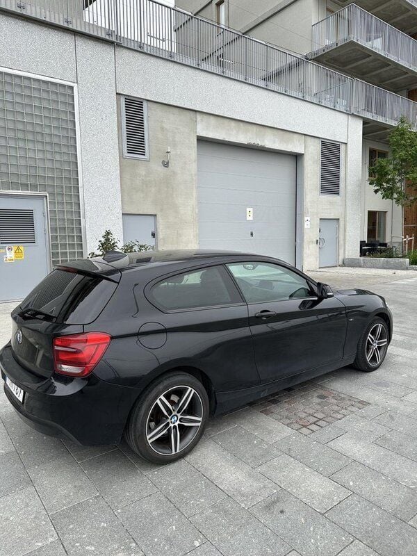 Svart Begagnad 2014 BMW 114 Sport Line Halvkombi | 54 000 kr - Bild 1/4