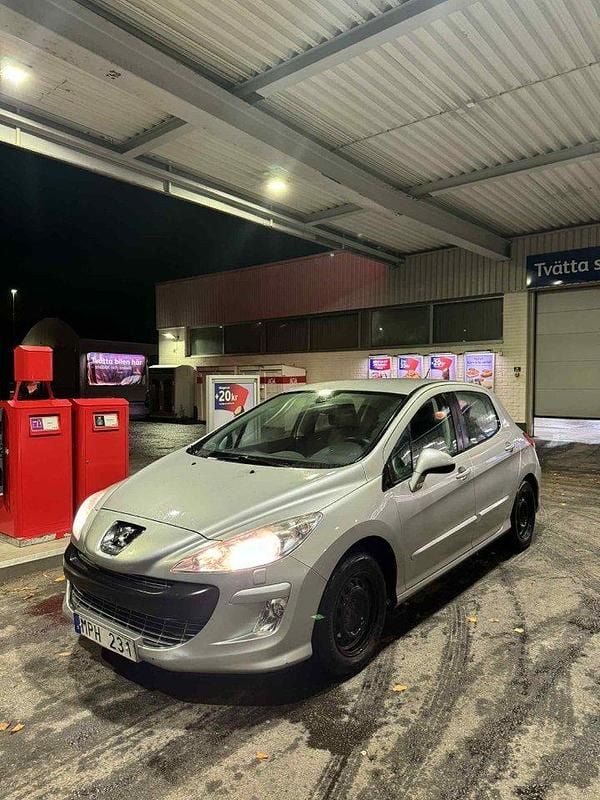 Grå Begagnad 2010 Peugeot 308 Halvkombi | 30 000 kr (Marknadspris) - Bild 1/4