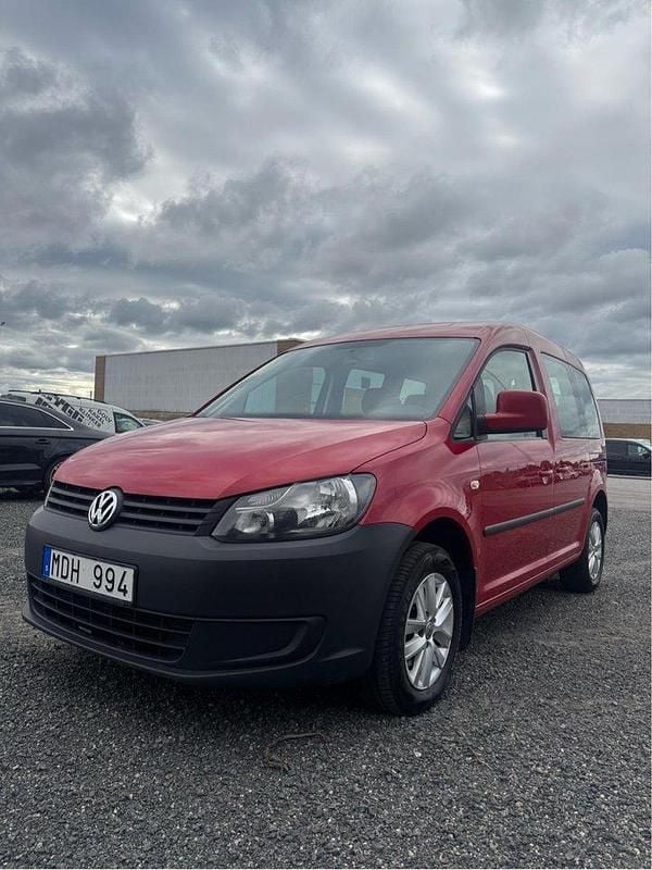 Röd Begagnad 2012 VW Caddy Minibuss | 80 000 kr (Lite dyr) - Bild 1/4