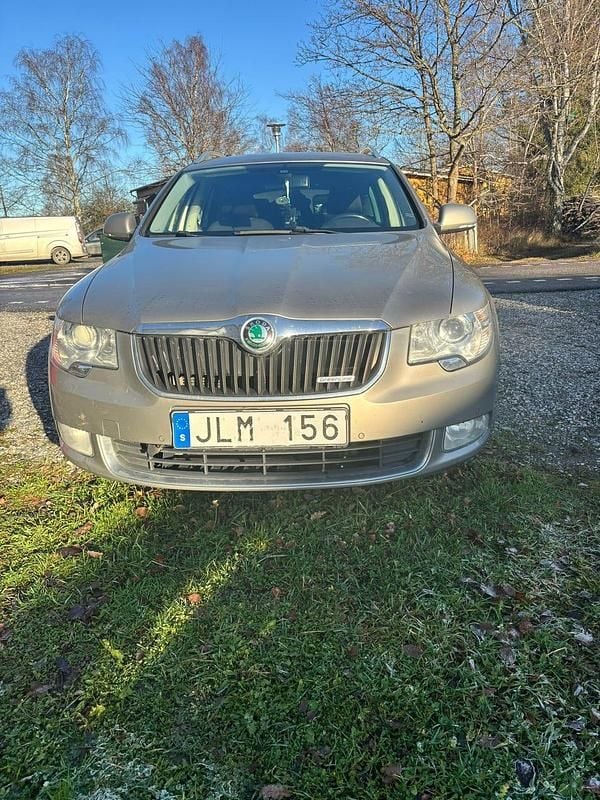 Begagnad 2012 Skoda Superb Kombi | 60 000 kr (Superpris) - Bild 1/4
