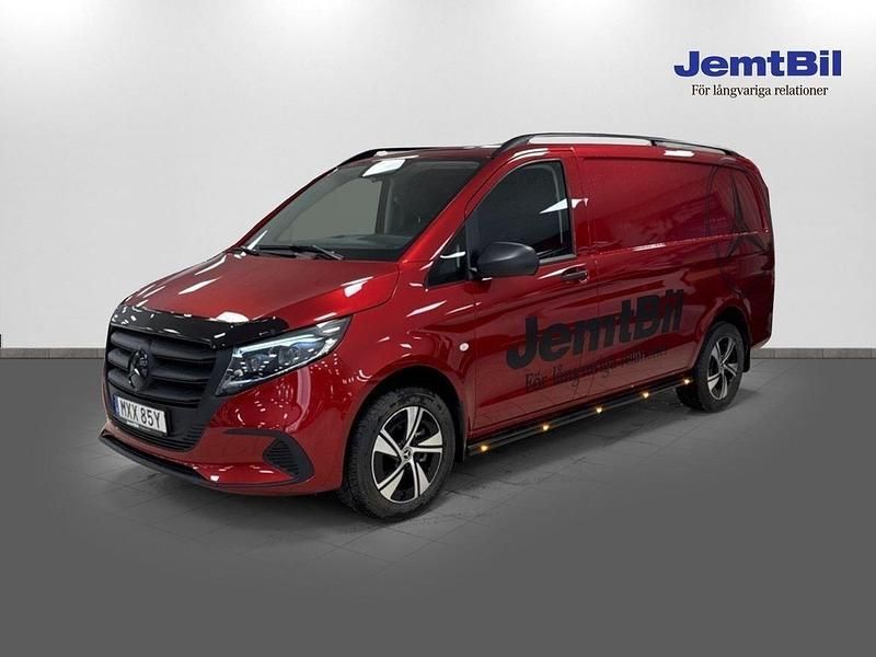 Röd Begagnad 2025 Mercedes Vito Van | 706 250 kr (Dyr) - Bild 1/4