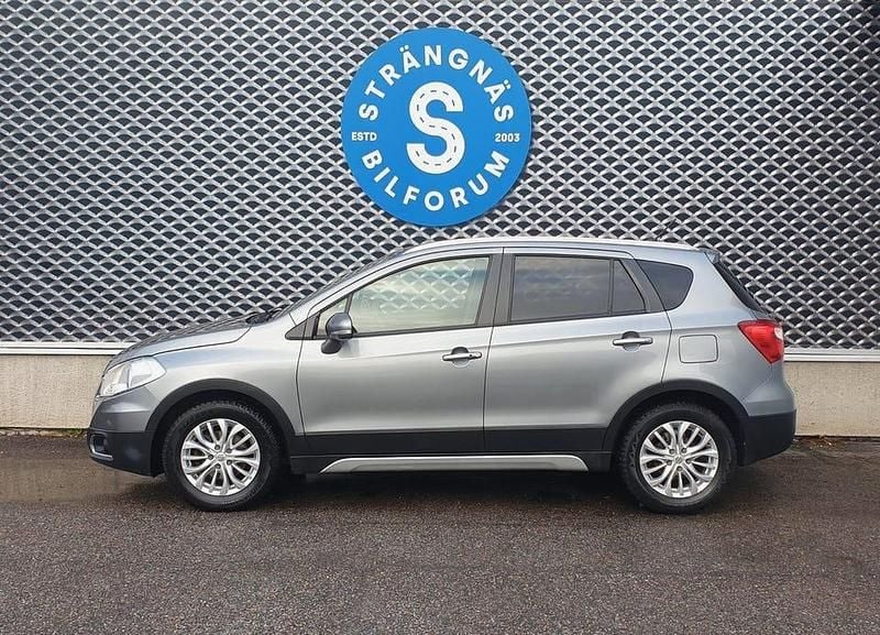 Mörkgrå Begagnad 2014 Suzuki SX4 S-Cross Exclusive Kombi | 139 000 kr (Marknadspris) - Bild 1/4
