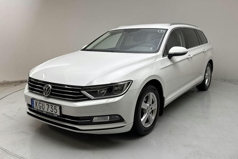 Vit Begagnad 2018 VW Passat | 170 000 kr (Superpris) - Bild 1/4
