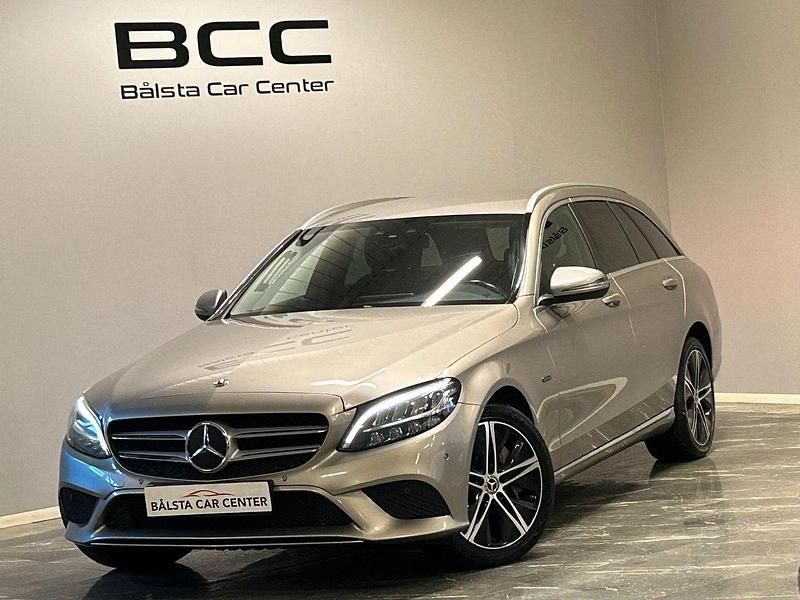 Silver Begagnad 2020 Mercedes C300e Kombi | 244 900 kr (Marknadspris) - Bild 1/4