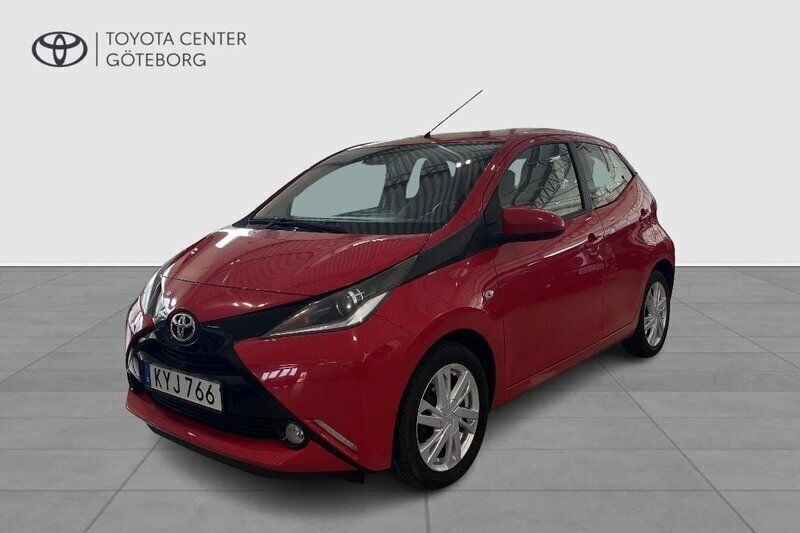 Röd Begagnad 2016 Toyota Aygo X-play Halvkombi | 84 900 kr (Marknadspris) - Bild 1/3