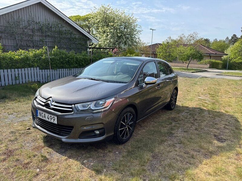 Grå Begagnad 2016 Citroën C4 Halvkombi | 73 000 kr (Bra pris) - Bild 1/4