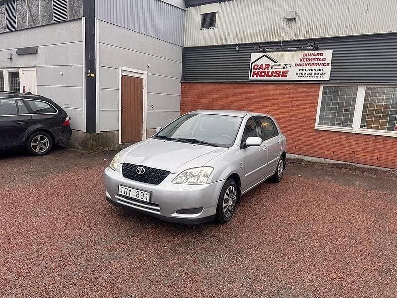 Begagnad Toyota Corolla 110 HK (80 kW) 2002 Silver Halvkombi