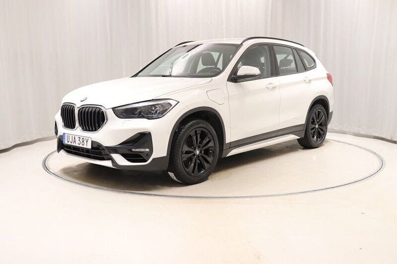 Vit Begagnad 2020 BMW X1 Sport Line SUV | 254 900 kr (Marknadspris) - Bild 1/4