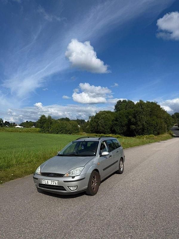 Silver Begagnad 2002 Ford Focus Kombi | 12 000 kr (Marknadspris) - Bild 1/4