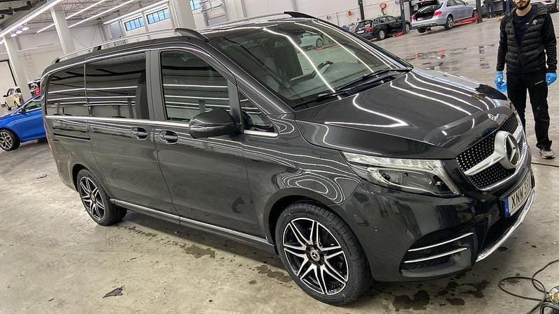 Grå Begagnad 2022 Mercedes V300 Minibuss | 739 000 kr (Lite dyr) - Bild 1/4