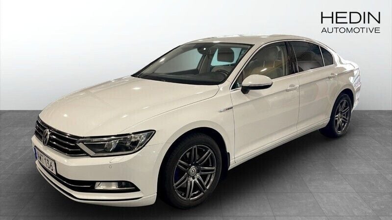 Vit (white) Begagnad 2015 VW Passat Sedan | 144 900 kr (Marknadspris) - Bild 1/4