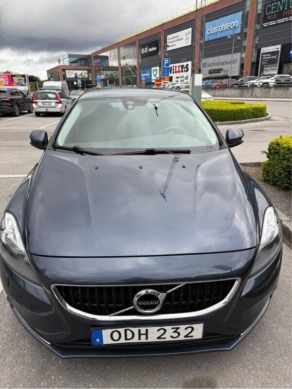 Blå Begagnad 2017 Volvo V40 Kinetic Kombi | 130 000 kr (Marknadspris) - Bild 1/4
