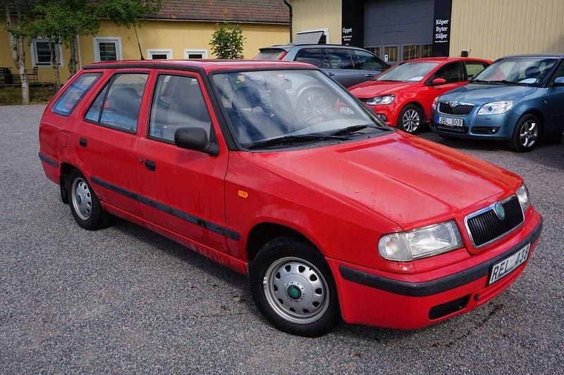 Röd Begagnad 1999 Skoda Felicia Kombi | 14 900 kr - Bild 1/4