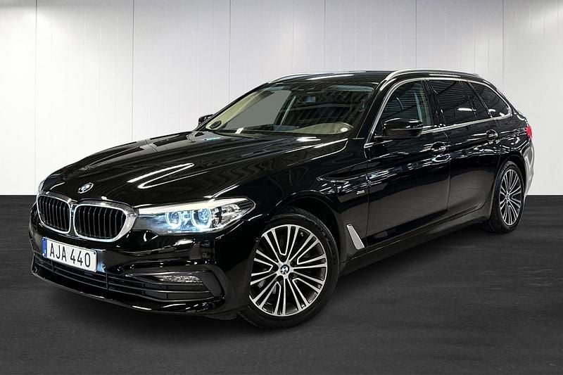 Svart (black) Begagnad 2017 BMW 520 Sport Line Kombi | 209 000 kr (Marknadspris) - Bild 1/4