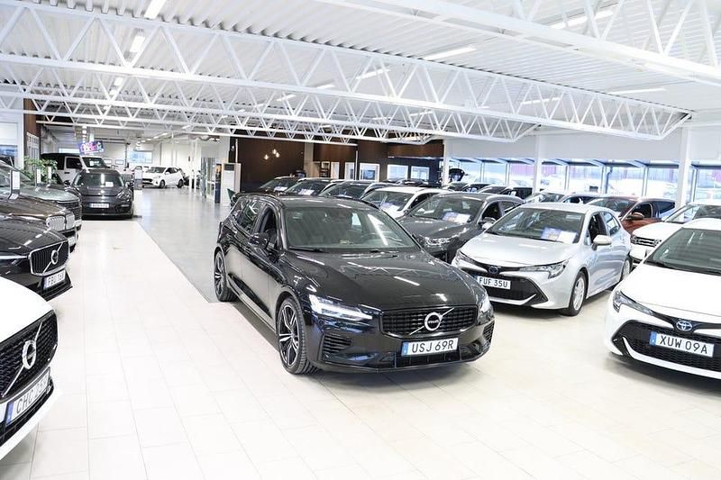 Begagnad Volvo V60 R-Design 340 HK (250 kW) 2021 Svart Kombi