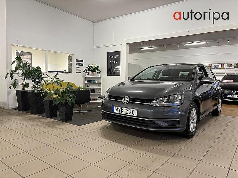 Mörkgrå Begagnad 2019 VW Golf VII Halvkombi | 109 900 kr (Marknadspris) - Bild 1/4