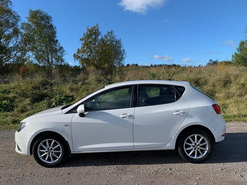Vit Begagnad 2017 Seat Ibiza Style Halvkombi | 79 000 kr (Bra pris) - Bild 1/3