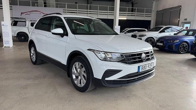 Vit Begagnad 2023 VW Tiguan SUV | 274 900 kr (Superpris) - Bild 1/4