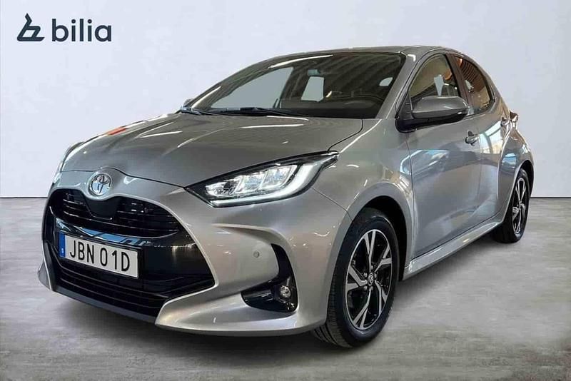 Silver Begagnad 2025 Toyota Yaris Hybrid Halvkombi | 269 900 kr - Bild 1/1