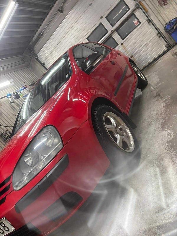 Röd Begagnad 2004 VW Golf IV Halvkombi | 31 000 kr (Dyr) - Bild 1/4