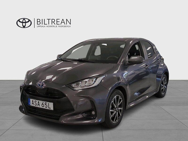 Mörkgrå Begagnad 2023 Toyota Yaris Hybrid Active Halvkombi | 249 000 kr (Lite dyr) - Bild 1/4