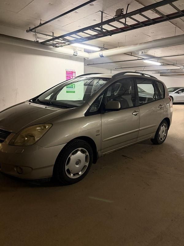 Begagnad 2004 Toyota Corolla Verso Minibuss | 28 500 kr (Superpris) - Bild 1/4