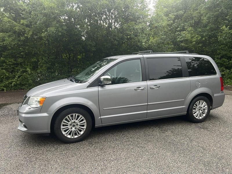Grå Begagnad 2014 Lancia Voyager Minibuss | 159 000 kr (Lite dyr) - Bild 1/4
