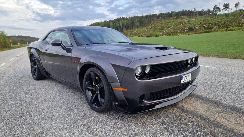 Grå Begagnad 2020 Dodge Challenger Sportkupé | 389 000 kr (Marknadspris) - Bild 1/4