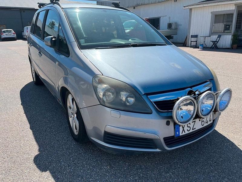 Grå Begagnad 2005 Opel Zafira Minibuss | 10 000 kr - Bild 1/4