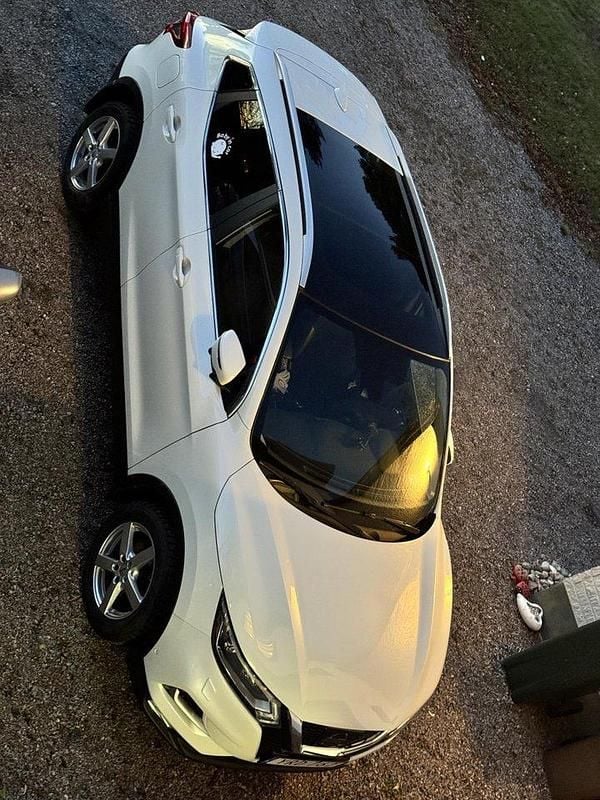 Vit Begagnad 2017 Nissan Qashqai SUV | 210 000 kr (Lite dyr) - Bild 1/4
