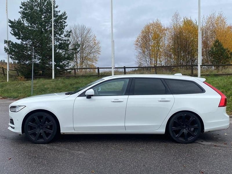 Vit Begagnad 2017 Volvo V90 Kombi | 254 900 kr (Marknadspris) - Bild 1/4