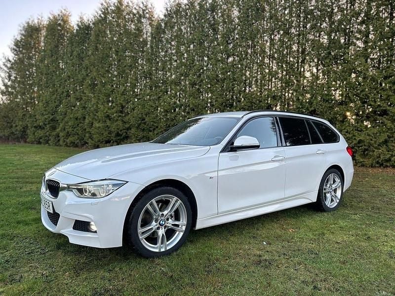 Vit Begagnad 2019 BMW 320 M Sport Kombi | 249 900 kr (Superpris) - Bild 1/4