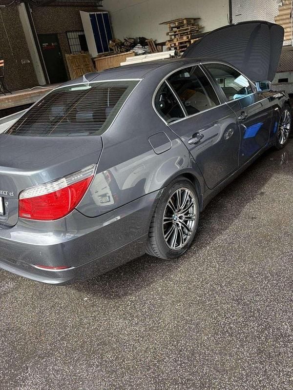 Grå Begagnad 2008 BMW 520 Sedan | 63 000 kr (Marknadspris) - Bild 1/4