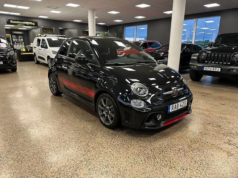 Svart Begagnad 2022 Abarth 595 Halvkombi | 209 900 kr (Marknadspris) - Bild 1/4