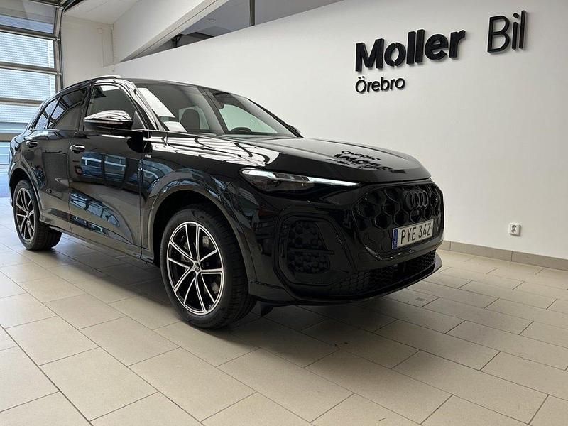 Svart (mytsvart metallic) Ny 2025 Audi Q5 Sportback Edition .1 SUV | 759 200 kr (Marknadspris) - Bild 1/4