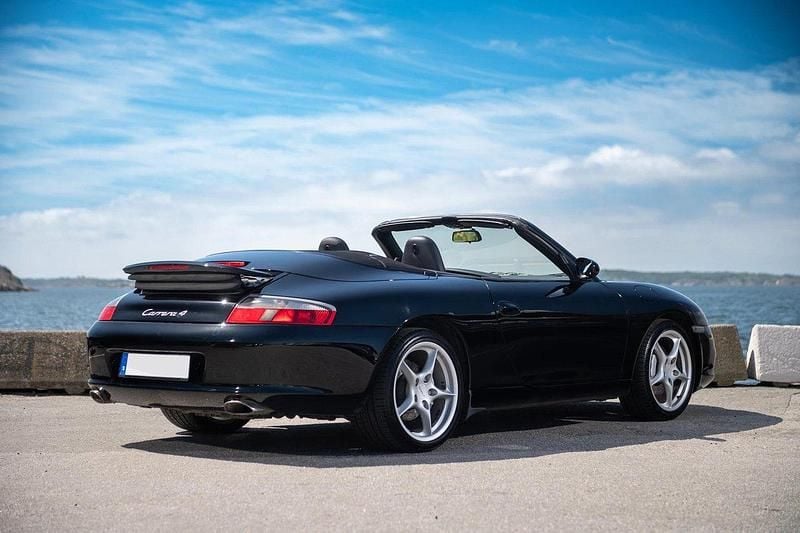 Svart Begagnad 2004 Porsche 911 Carrera 4 Cabriolet Cab | 465 000 kr - Bild 1/4