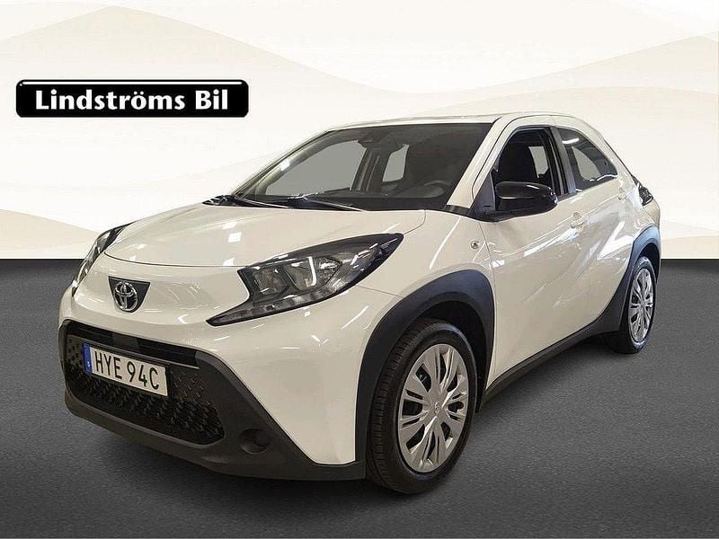 Vit Begagnad 2022 Toyota Aygo X-play Halvkombi | 149 000 kr (Marknadspris) - Bild 1/3