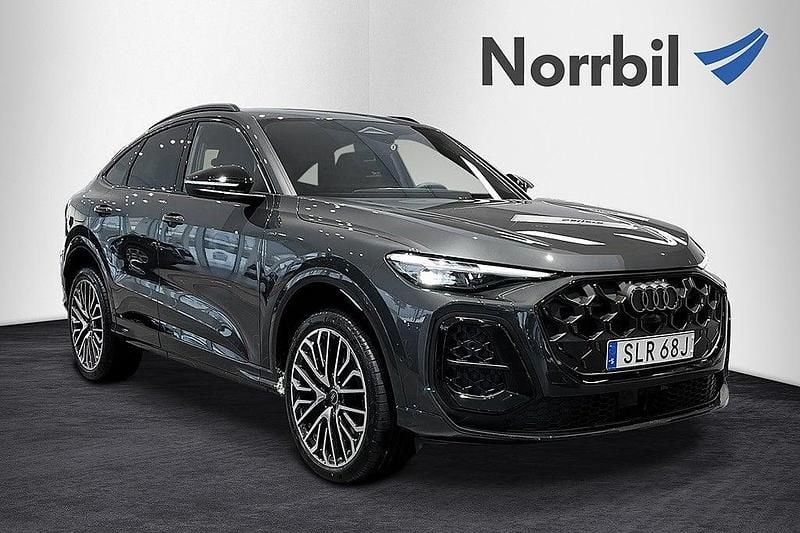 Grå Ny 2025 Audi Q5 Sportback S-Line SUV | 844 900 kr (Marknadspris) - Bild 1/4