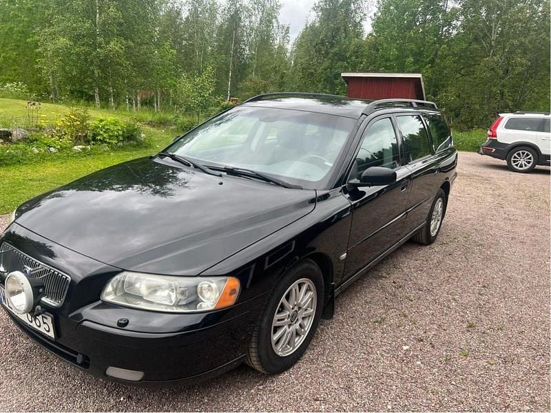 Svart Begagnad 2005 Volvo V70 Momentum Kombi | 22 000 kr (Marknadspris) - Bild 1/4