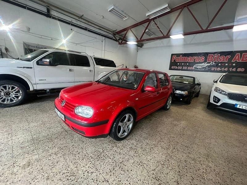 Begagnad VW Golf IV Trendline 101 HK (74 kW) 1998 Röd Halvkombi