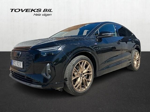 Mytsvart metallic Begagnad 2025 Audi Q4 Sportback e-tron S-Line SUV | 719 000 kr - Bild 1/4