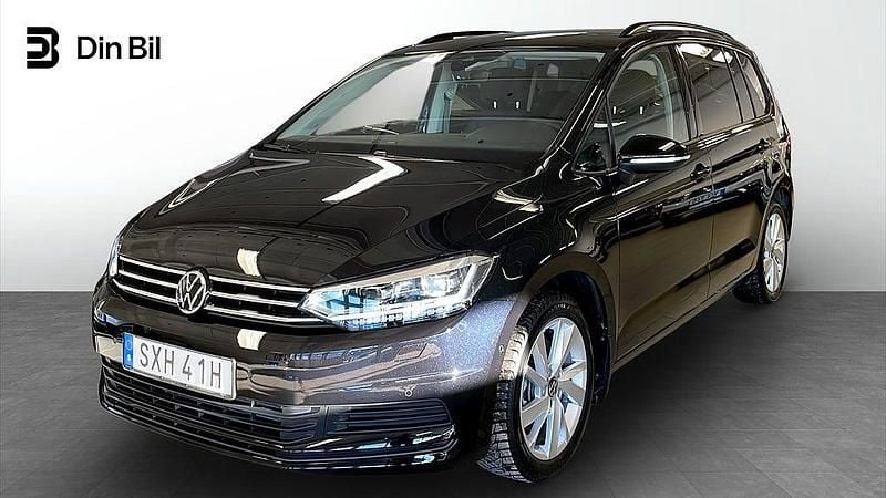 Svart Begagnad 2024 VW Touran Minibuss | 379 900 kr (Lite dyr) - Bild 1/4