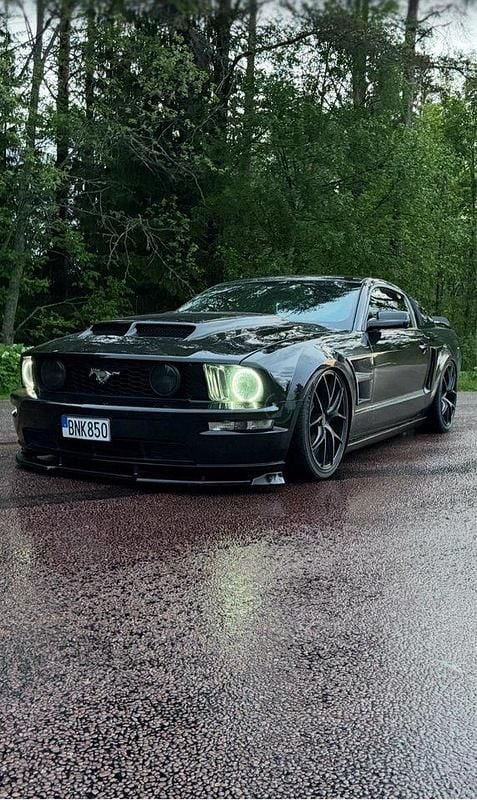 Svart Begagnad 2006 Ford Mustang GT Sportkupé | 225 000 kr (Dyr) - Bild 1/4