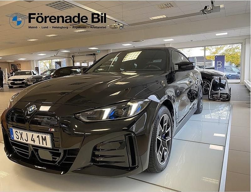 Svart Ny 2026 BMW i4 Comfort Edition Sedan | 795 200 kr (Superpris) - Bild 1/4