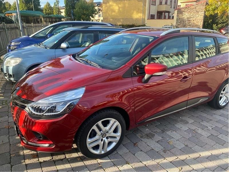 Röd Begagnad 2018 Renault Clio GrandTour Zen Kombi | 89 995 kr (Bra pris) - Bild 1/4