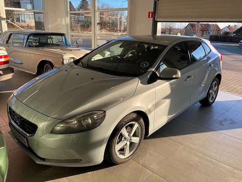 Begagnad Volvo V40 Kinetic 116 HK (85 kW) 2015 Ljusblå Halvkombi
