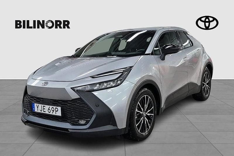Silver Begagnad 2023 Toyota C-HR Style SUV | 329 900 kr (Marknadspris) - Bild 1/4
