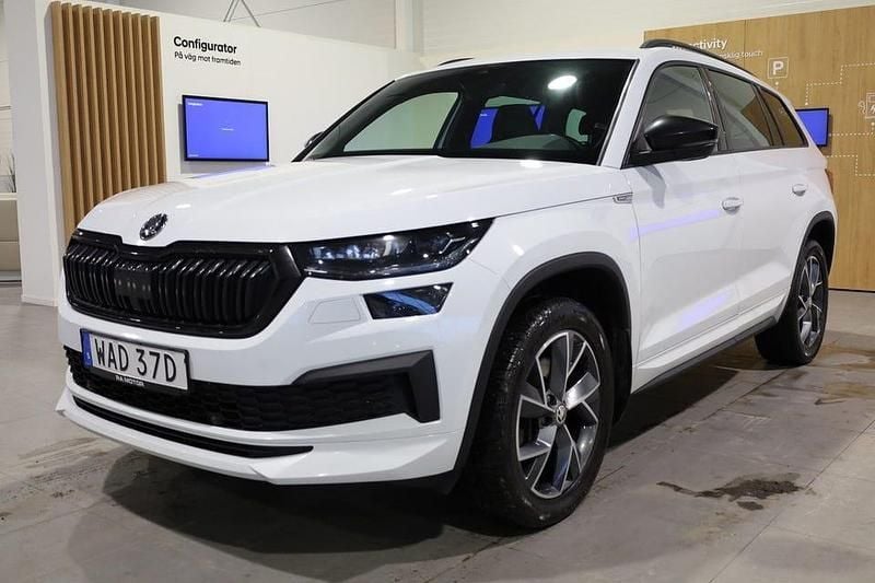 Vit Begagnad 2022 Skoda Kodiaq SportLine SUV | 349 800 kr (Marknadspris) - Bild 1/3