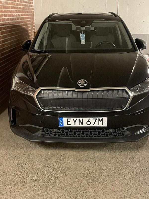 Svart Begagnad 2022 Skoda Enyaq iV SUV | 180 000 kr - Bild 1/4